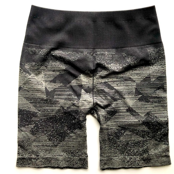 Gymshark S/S Adapt Ombre Seamless Shorts & Sports Bra Set - Picture 3 of 6